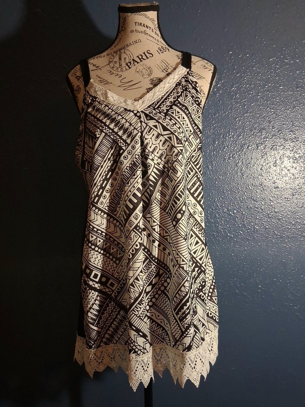 Womens Black and White Tribal Lace-Trim Flowy Cami Top XL